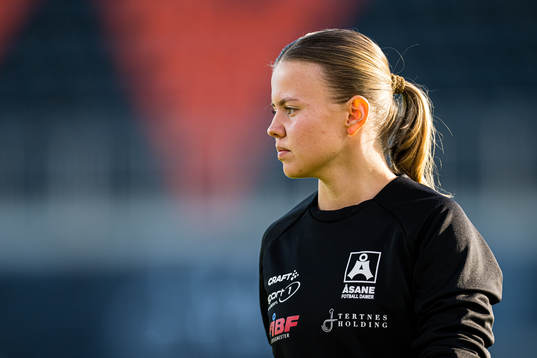 Anette Snørteland Jensen of Åsane warms up