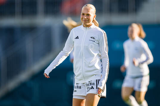 Frøya Brennskag-Dorsin of Rosenborg warms up