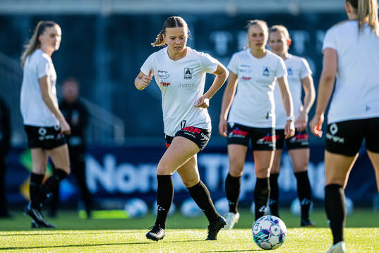 Anette Snørteland Jensen of Åsane warms up