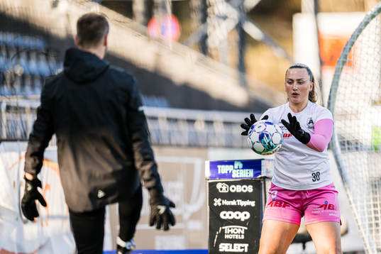 Andrea Kvammen of Åsane warms up