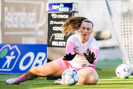 Andrea Kvammen of Åsane warms up