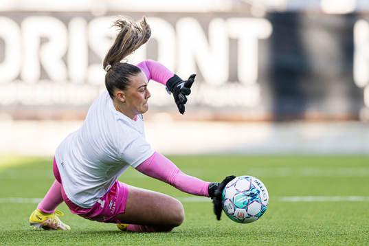 Savanna Mary-Anne Duffy of Åsane warms up