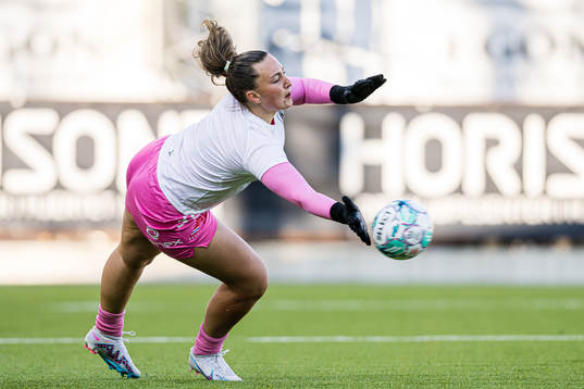 Andrea Kvammen of Åsane warms up
