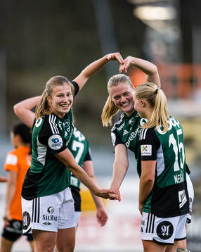 Cesilie Andreassen of Rosenborg celebrates with Mathilde