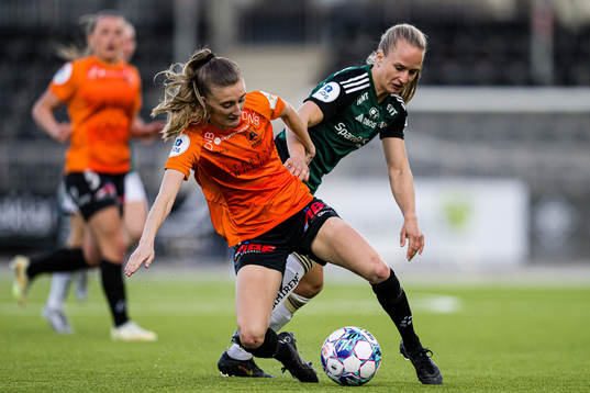 Nina Vestbøstad of Åsane and Maria Olsvik of Rosenborg