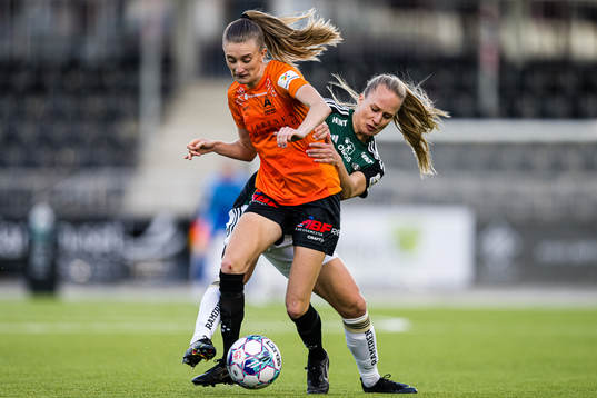 Nina Vestbøstad of Åsane and Maria Olsvik of Rosenborg