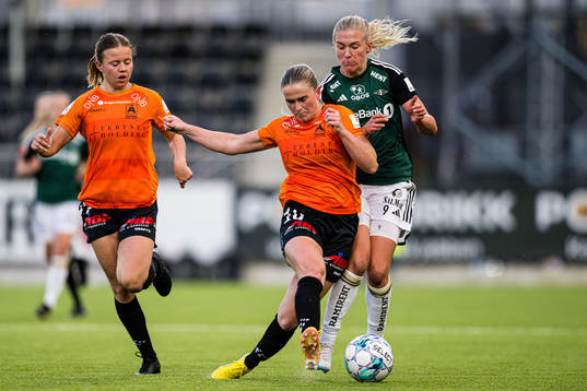 Ida Skaar Kroken of Åsane and Maria Olsvik of Rosenborg