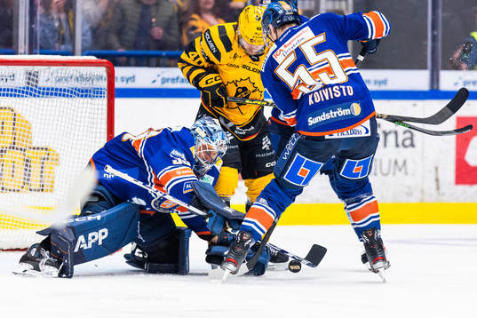 Växjös målvakt Emil Larmi och Miika Koivisto
