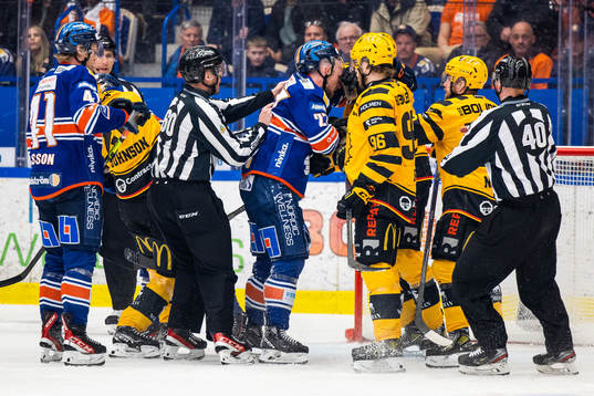 Växjös Tobias Rieder i gruff med Skellefteås Rickard Hugg