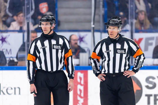 Domare Linus Öhlund och Domare Tobias Björk