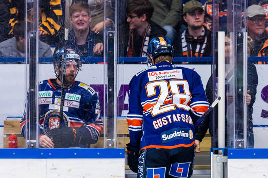 Växjös Brian Cooper och Hugo Gustafsson i utvisningsbåset