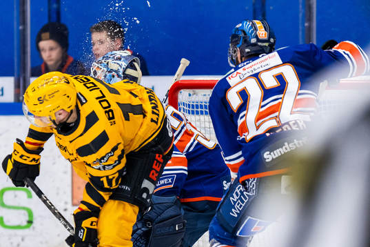 Skellefteås Pär Lindholm träffar Växjös målvakt Emil