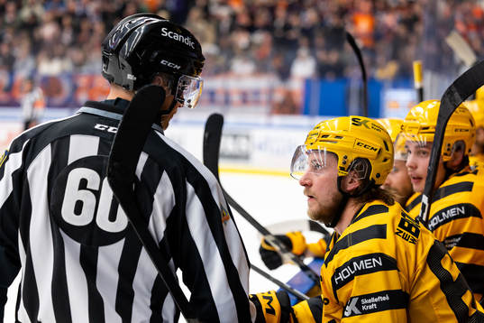 Linjedomare Örjan Åhlén pratar med Skellefteås Jonathan