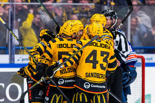 Skellefteås Pär Lindholm jublar med lagkamrater