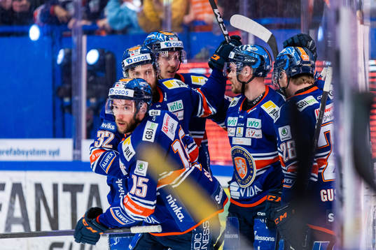 Växjös Dan Sexton jublar med lagkamrater
