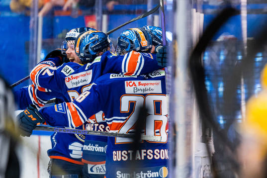 Växjös Dan Sexton jublar med lagkamrater