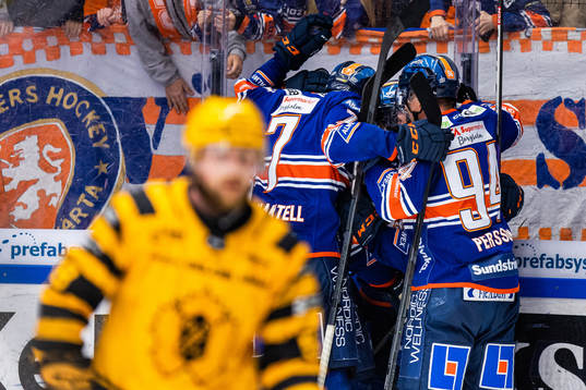 Växjös Joel Kellman jublar med lagkamrater