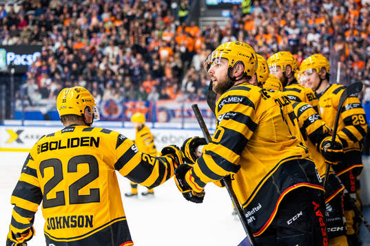 Skellefteås Joakim Lindström jublar