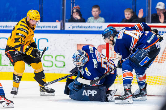 Skellefteås Filip Sandberg oroar framför Växjös