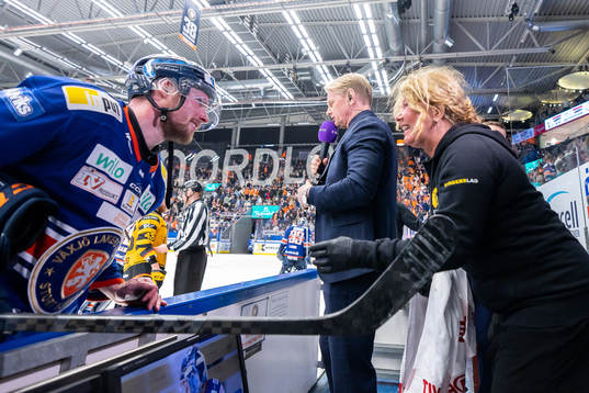 Växjös Martin Lundberg pratar med Skellefteås läkare