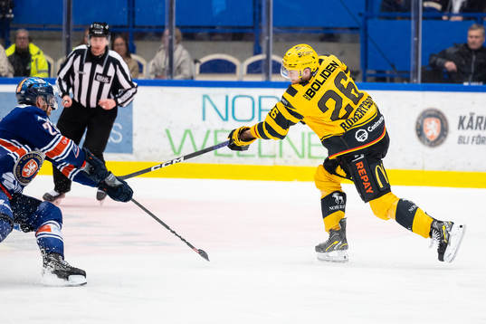 Skellefteås Simon Robertsson skjuter ett skott