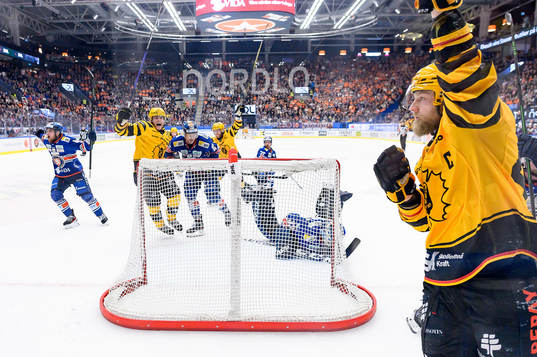 Skellefteås Rickard Hugg och Oscar Möller jublar