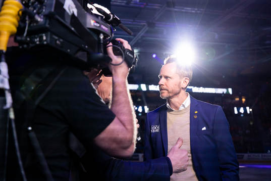Skellefteås tränare Robert Ohlsson blir intervjuad av