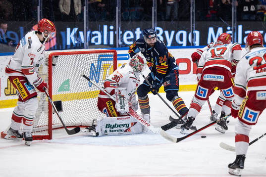 Djurgårdens Ludvig Rensfeldt och Modos målvakt Kristers