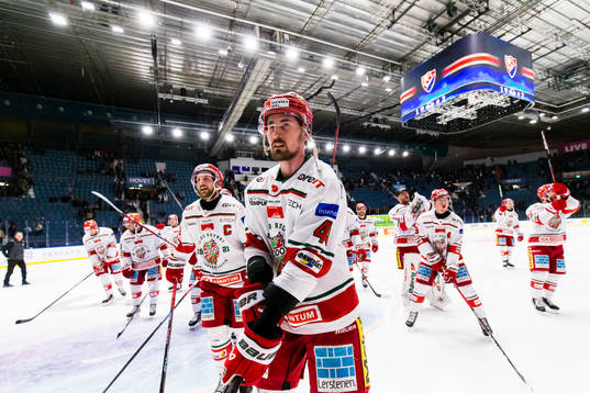 Modos spelare med David Bernhardt (närmast i bild) tackar