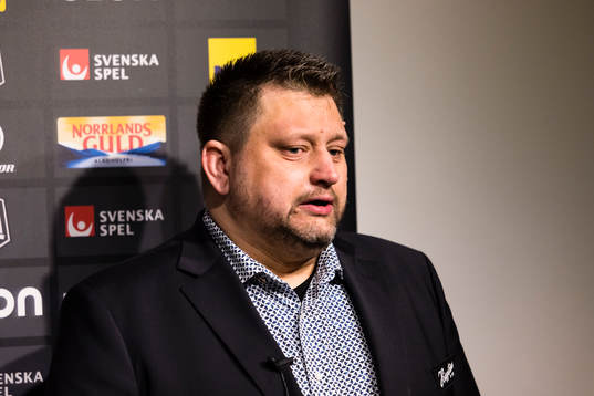 DModos tränare Mattias Karlin på presskonferensen