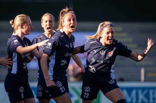 FC Rosengårds Karin Lundin jublar med Emilia Larsson, Mia