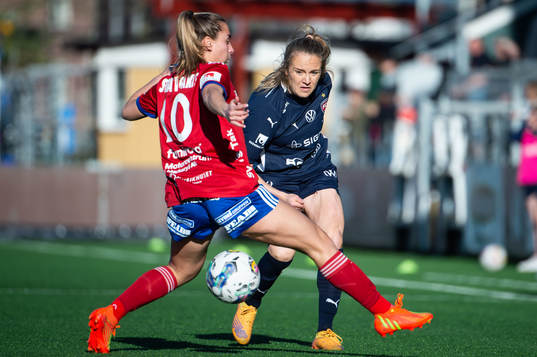 Vittsjös Sarah Stratigakis och FC Rosengårds Fiona Brown
