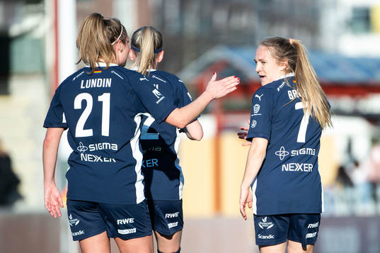 FC Rosengårds Fiona Brown jublar med Karin Lundin och