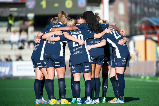 FC Rosengårds Fiona Brown jublar med lagkamrater