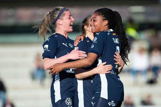 FC Rosengårds Fiona Brown jublar med Olivia Schough och