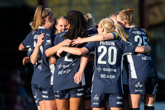 FC Rosengårds Olivia Schough jublar med lagkamrater