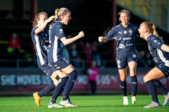 FC Rosengårds Olivia Schough jublar med lagkamraterna
