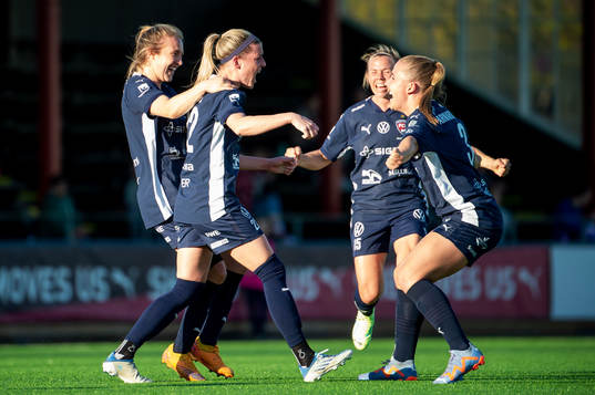 FC Rosengårds Olivia Schough jublar med lagkamraterna