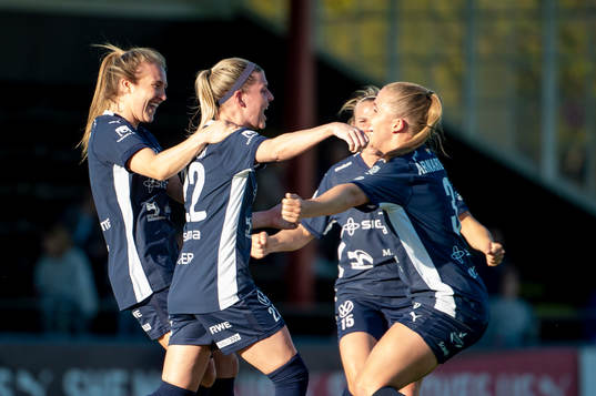 FC Rosengårds Olivia Schough jublar med lagkamraterna