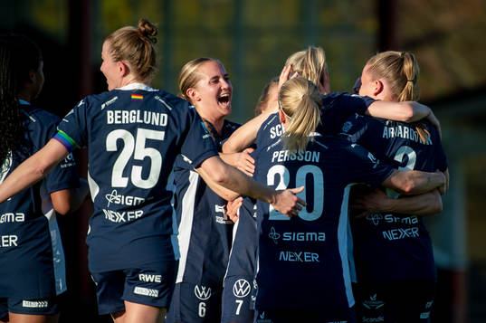 FC Rosengårds Olivia Schough jublar med lagkamraterna