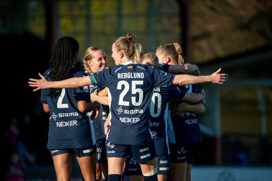 FC Rosengårds Olivia Schough jublar med lagkamraterna