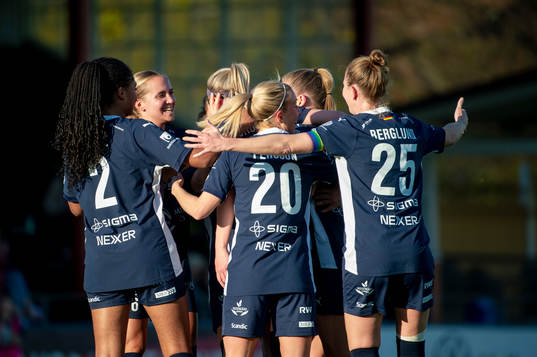 FC Rosengårds Olivia Schough jublar med lagkamraterna