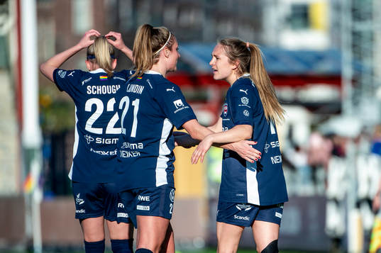 FC Rosengårds Fiona Brown jublar med Karin Lundin