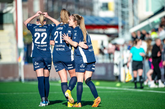 FC Rosengårds Fiona Brown jublar med Karin Lundin