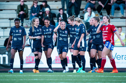 FC Rosengårds Gina Chmielinski jublar med lagkamrater
