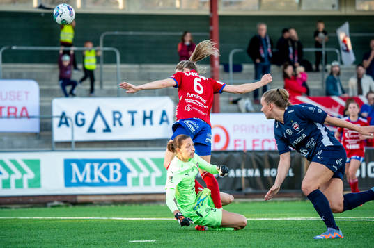 Vittsjös Clara Markstedt mot FC Rosengårds målvakt Somea