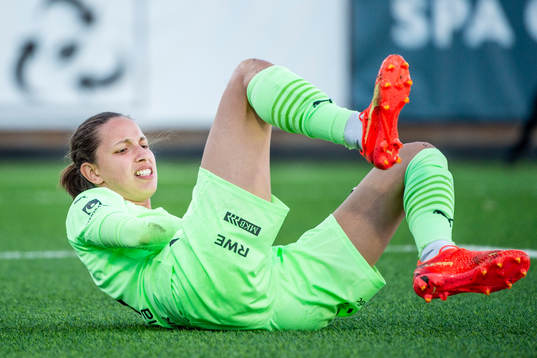 FC Rosengårds målvakt Somea Polozen grinar illa