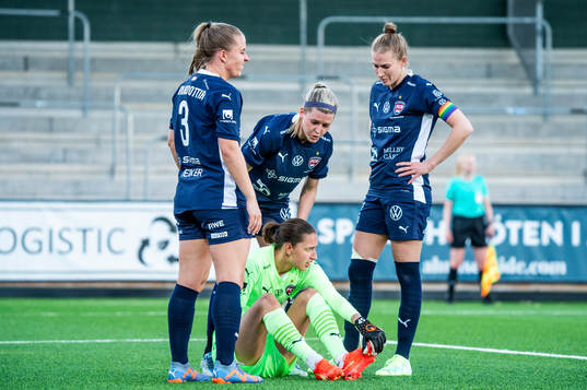FC Rosengårds målvakt Somea Polozen grinar illa