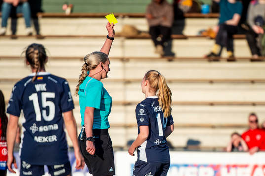 Domare Tess Olofsson ger FC Rosengårds Sofie Bruun