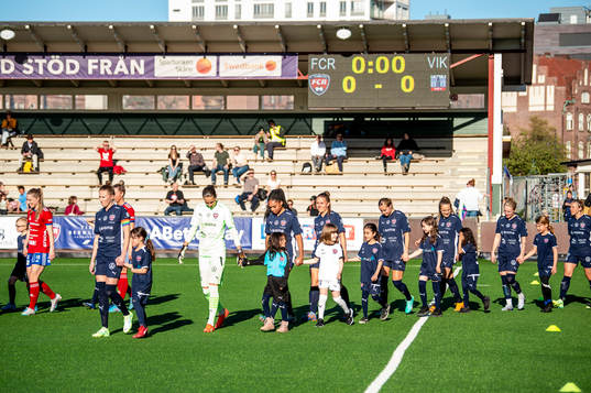 FC Rosengårds spelare kommer in på Malmö IP innan